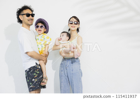 Family traveling on summer vacation Family traveling on summer vacation 115411937