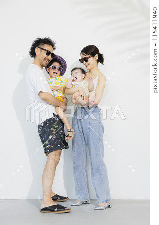 Family traveling on summer vacation 115411940