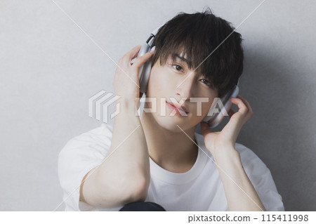 年輕人用耳機聽音樂 115411998