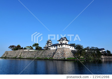 五月初的今治城沐浴在陽光下，被稱為「水木」的城堡清晰地倒映在護城河中。 115412098