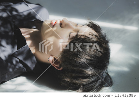 戴彩色隱形眼鏡的男性 115412099