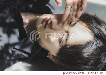 戴彩色隱形眼鏡的男性 115412104