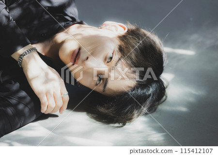 戴彩色隱形眼鏡的男性 115412107