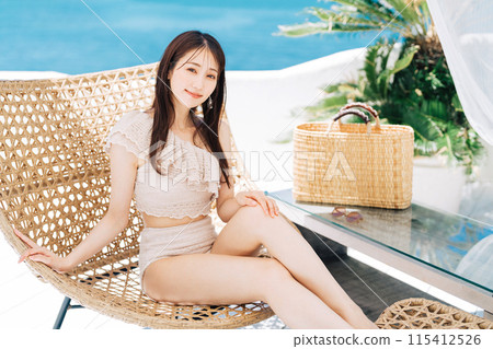 在度假村享受假期的年輕女子 115412526