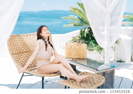 Young woman enjoying vacation at resort 115412528