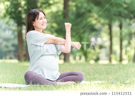 在森林和公園裡做孕婦瑜伽、產前瑜伽、普拉提和伸展運動的亞洲年輕女性 115412551