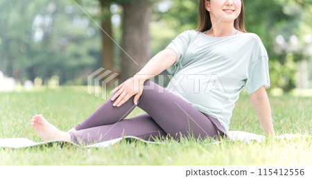 在森林和公園裡做孕婦瑜伽、產前瑜伽、普拉提和伸展運動的亞洲年輕女性 115412556
