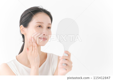 Pretty woman looking in the mirror 115412847