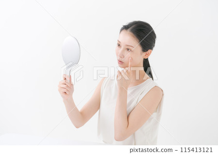 Women suffering from skin trouble 115413121