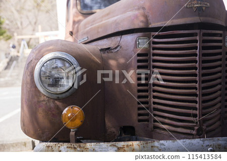 Rusty front of an old car 115413584