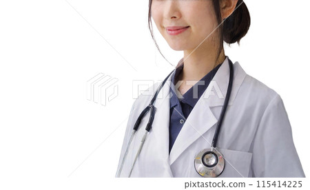 身穿白大褂的微笑女醫生，帶著懸掛的聽診器 115414225