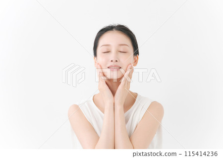 Woman with hands on cheeks 115414236