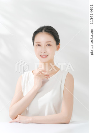 一個感覺皮膚保濕的女人 115414491