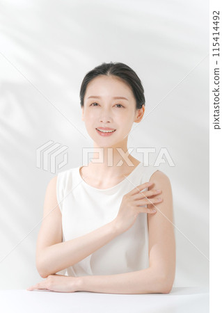 一個感覺皮膚保濕的女人 115414492