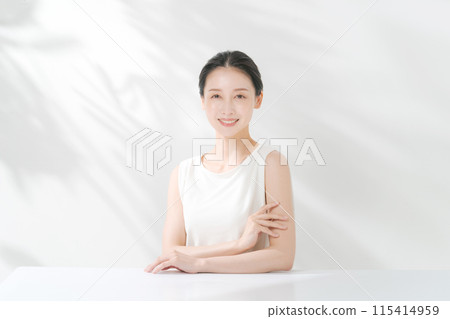 Beautiful photo of a woman in her 30s Beautiful photo of a woman in her 30s 115414959