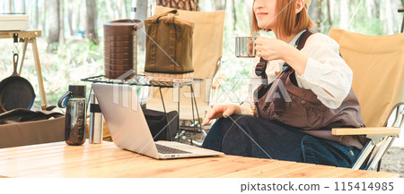 Female camper solo camping at a campsite (workcation, nomad work, telework) 115414985