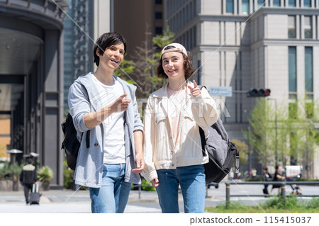 在東京旅遊的外國遊客夫婦（入境） 115415037