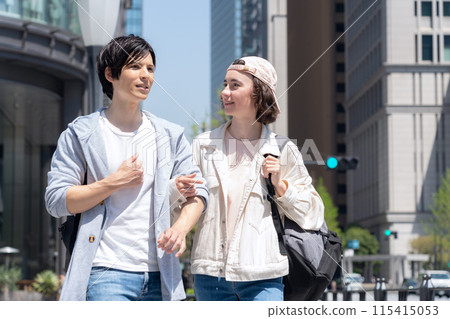 在東京旅遊的外國遊客夫婦（入境） 115415053