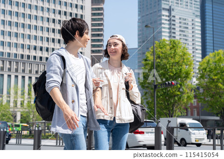 在東京旅遊的外國遊客夫婦（入境） 115415054