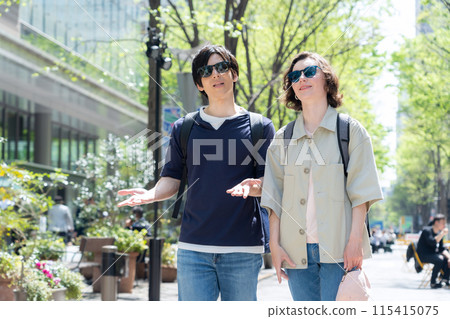 Foreign tourist couple traveling in Tokyo (inbound) Foreign tourist couple traveling in Tokyo (inbound) 115415075