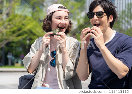 在東京旅遊的外國遊客夫婦（入境） 115415115