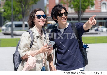 Foreign tourist couple traveling in Tokyo (inbound) Foreign tourist couple traveling in Tokyo (inbound) 115415160