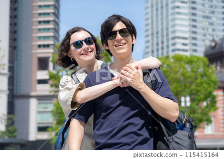 在東京旅遊的外國遊客夫婦（入境） 115415164