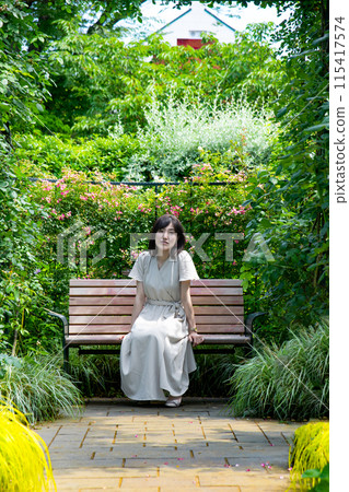 一個女人坐在長椅上 一個女人坐在長椅上 115417574