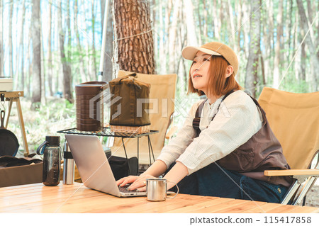 一名在露營地工作的婦女（游牧工作、遠程工作、遠程工作） 115417858