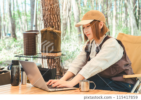 一名在露營地工作的婦女（游牧工作、遠程工作、遠程工作） 115417859