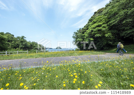 在小山池周圍騎自行車的景象 115418989
