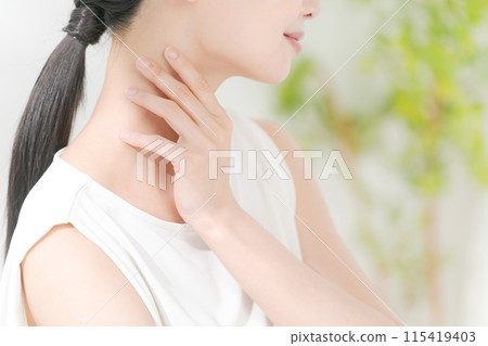 Photo of a beautiful woman's neck 115419403
