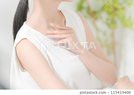 Photo of a beautiful woman's neck 115419406