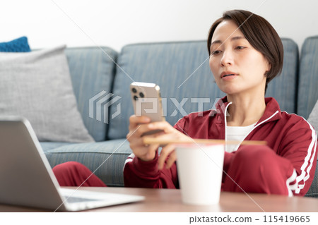 女人吃杯拉麵 115419665