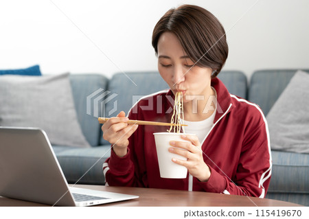 女人吃杯拉麵 115419670