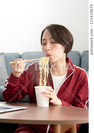 女人吃杯拉麵 115419674