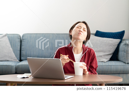 女人吃杯拉麵 115419676