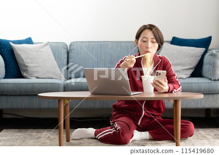 女人吃杯拉麵 115419680