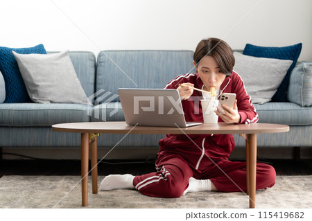 女人吃杯拉麵 115419682