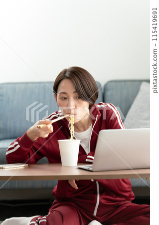 女人吃杯拉麵 115419691