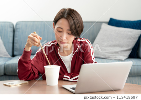 女人吃杯拉麵 115419697