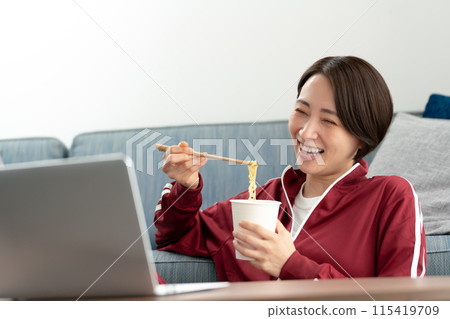 女人吃杯拉麵 115419709