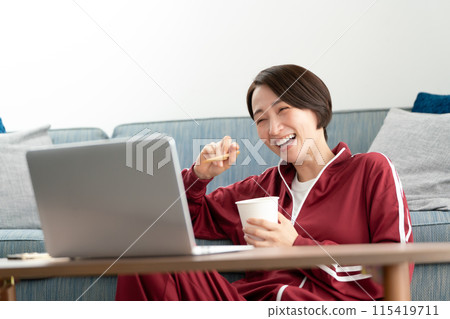 女人吃杯拉麵 115419711