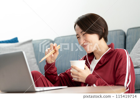 女人吃杯拉麵 115419714
