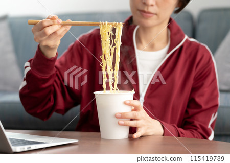 手邊吃杯拉麵的女人 115419789