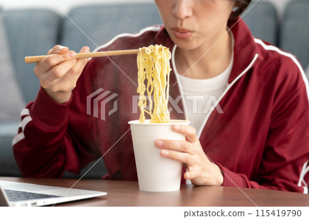 手邊吃杯拉麵的女人 115419790