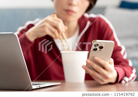 手邊吃杯拉麵的女人 115419792