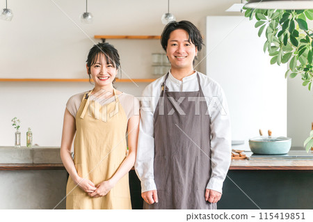 Cafe owner couple, couple in the kitchen, couple, lovers 115419851