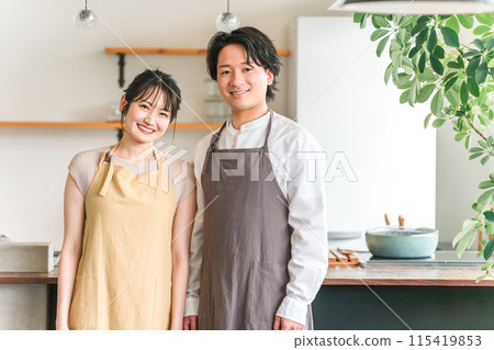 丈夫和妻子/情侶/情人在廚房/咖啡館 115419853