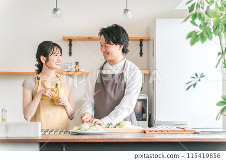 一個女人，夫婦，夫婦，男人和女人，家庭主婦，妻子在廚房裡拿著香蕉 115419856